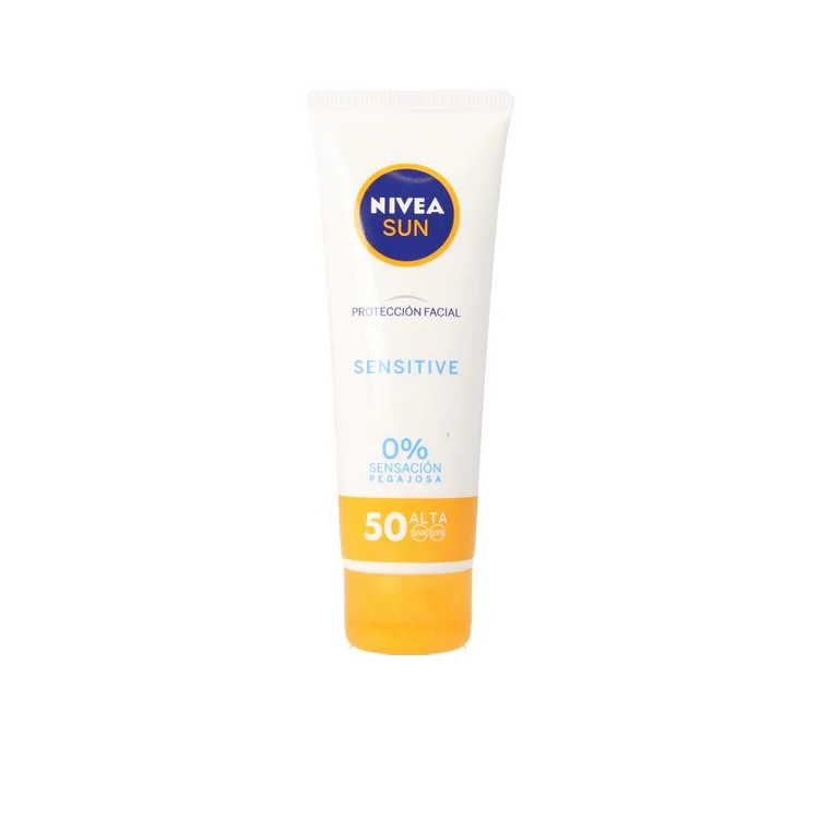 Nivea Sun crema solare viso SPF 50 per pelle sensibile con aloe vera e pantenolo, leggera e a rapido assorbimento.