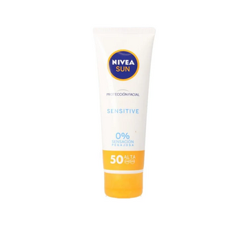 Nivea Sun crema solare viso SPF 50 per pelle sensibile con aloe vera e pantenolo, leggera e a rapido assorbimento.